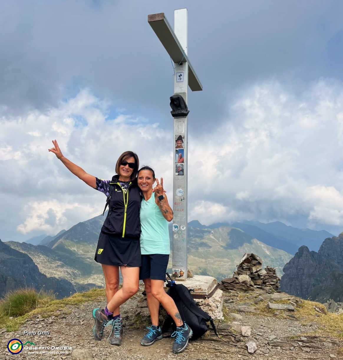 05 Cima Piazzotti-Valpianella (2349 m) -Debora con amica Cristina - Copia.jpg